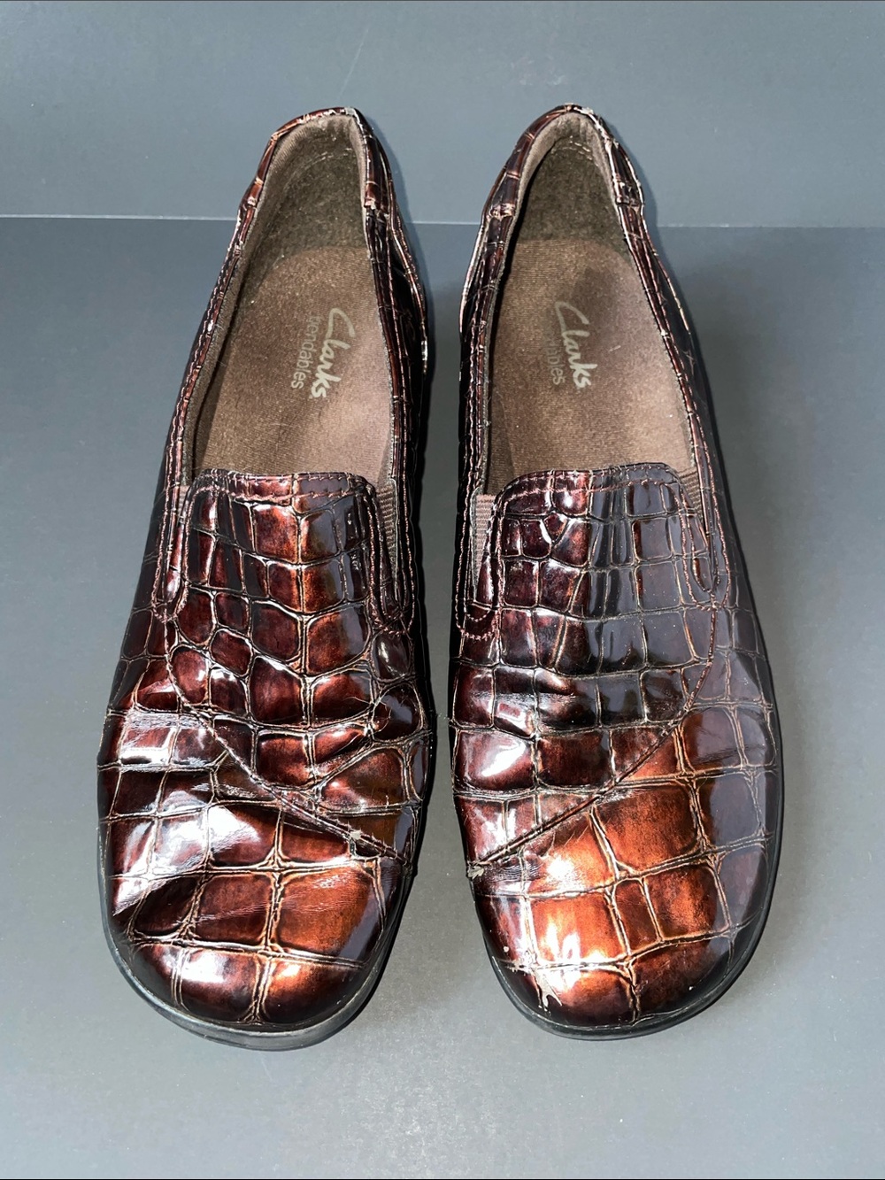 Clarks Women's Dark Brown Croc-Embossed Slip-On Loafers. 7.5 M